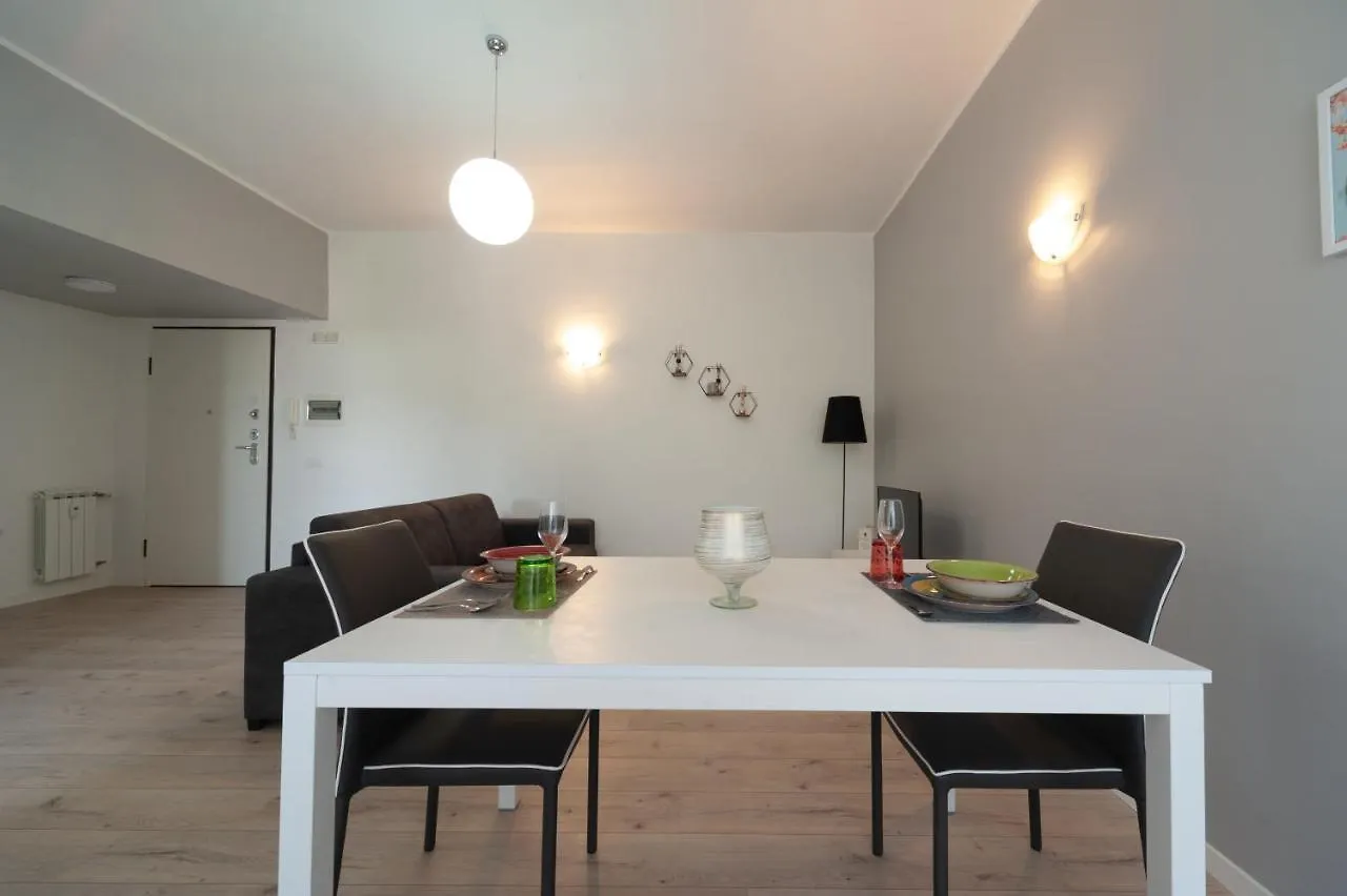 Villa Roma Hub Two 0*,  Italia